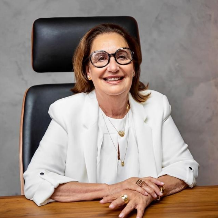Siria Menegotto, corretora de imóveis